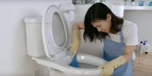 tẩy trắng bồn cầu